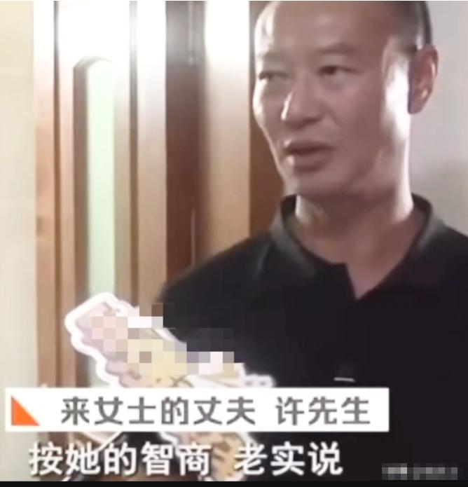 把放了药的牛奶递给妻子和女儿，母女俩喝后沉沉睡去，他拿起枕头紧紧捂住妻子的口鼻。