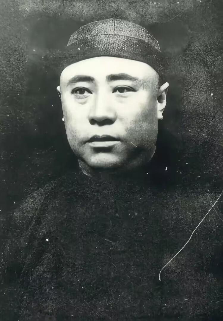 1928年，奉军从北京陆续撤往东北，常荫槐则下令将在京奉铁路上行驶的车辆全部拖到