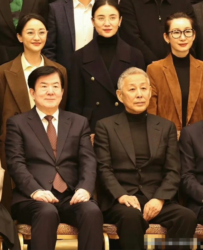 难道女明星们平时拍戏时，全都是戴着隐形眼镜，这一出席活动怎么就都是戴眼镜的了，这