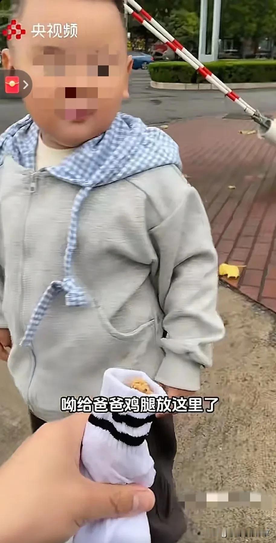 这个三岁的小男孩真的太可爱了，还被央视频转发点赞了，果然官媒就是不一样！无