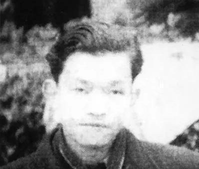 1949年，重庆解放后，特务头子李修凯在大街上遇到了一个地下党员，地下党员大喊：