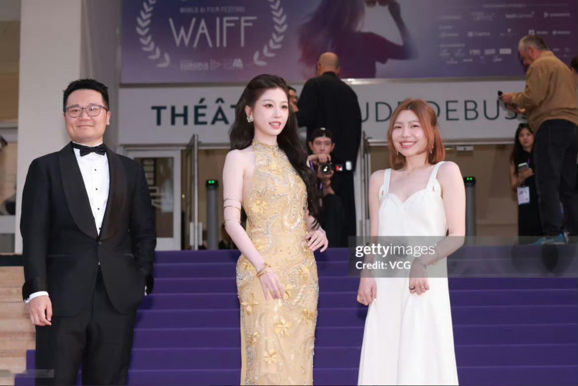 虞书欣戛纳生图原来是和新歌创作组一起走紫毯，身边是苍兰诀和永夜星河的制作人张宇