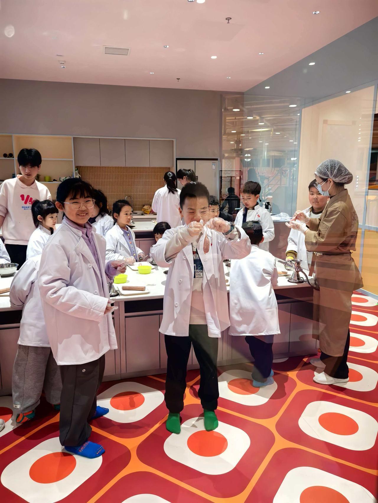 时间实际上并不是时间，空间实际上也不是空间。它们只是一种感觉而已，就像你昨晚在梦