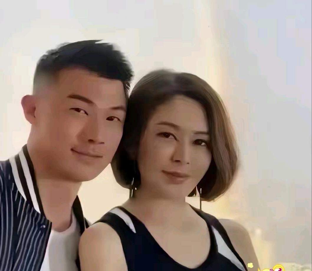 时光对美人总是格外宽容。关之琳身旁站着的那位27岁年轻人，比她整整小了35岁。这