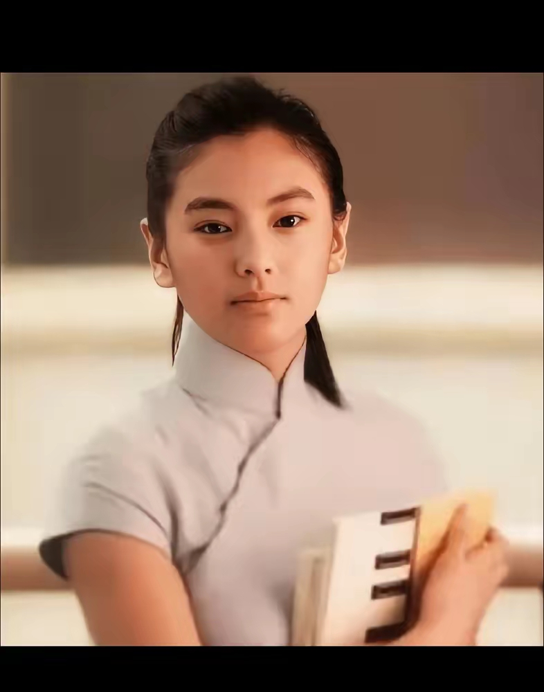 张雨绮拍《长江七号》，瞒着周星驰割了双眼皮，回来当天就被轰出片场。前后镜头对不上，直接损失10万。周