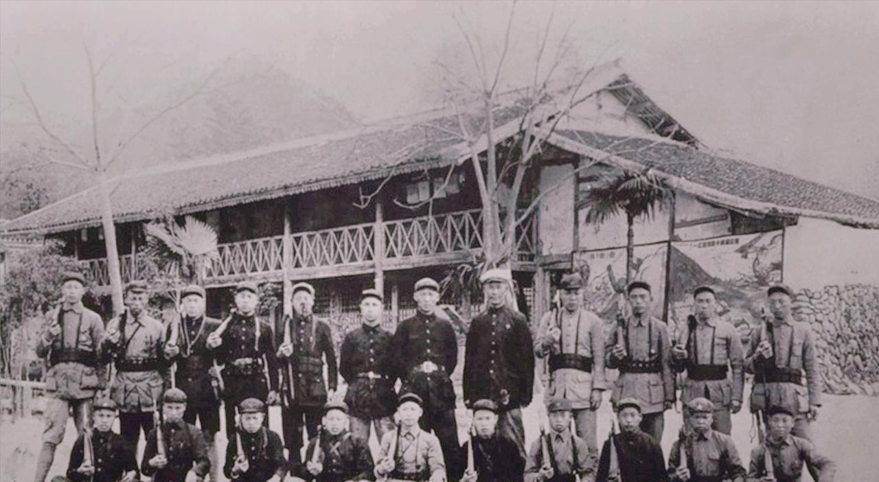 1949年5月，杭州刚刚解放，三野副司令粟裕拖着病躯处理公务。这时，秘书急匆匆跑