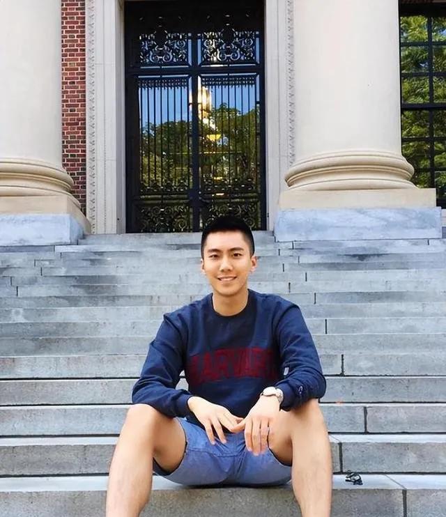 去年高考刚结束，厦门有个高三学生把清华的保送名额退了。这事当时在学校炸了锅，老师