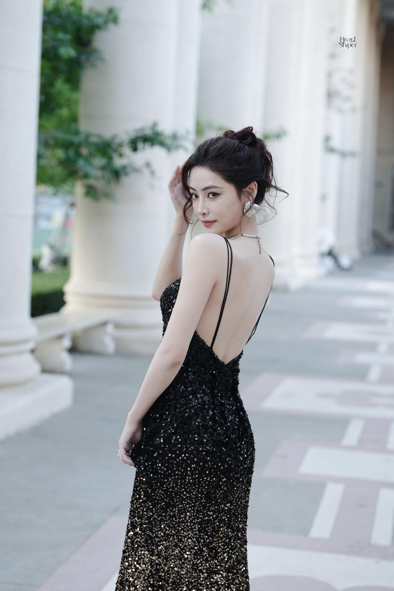 许佳琪黑金渐变亮片鱼尾裙，露背礼服惊艳出圈