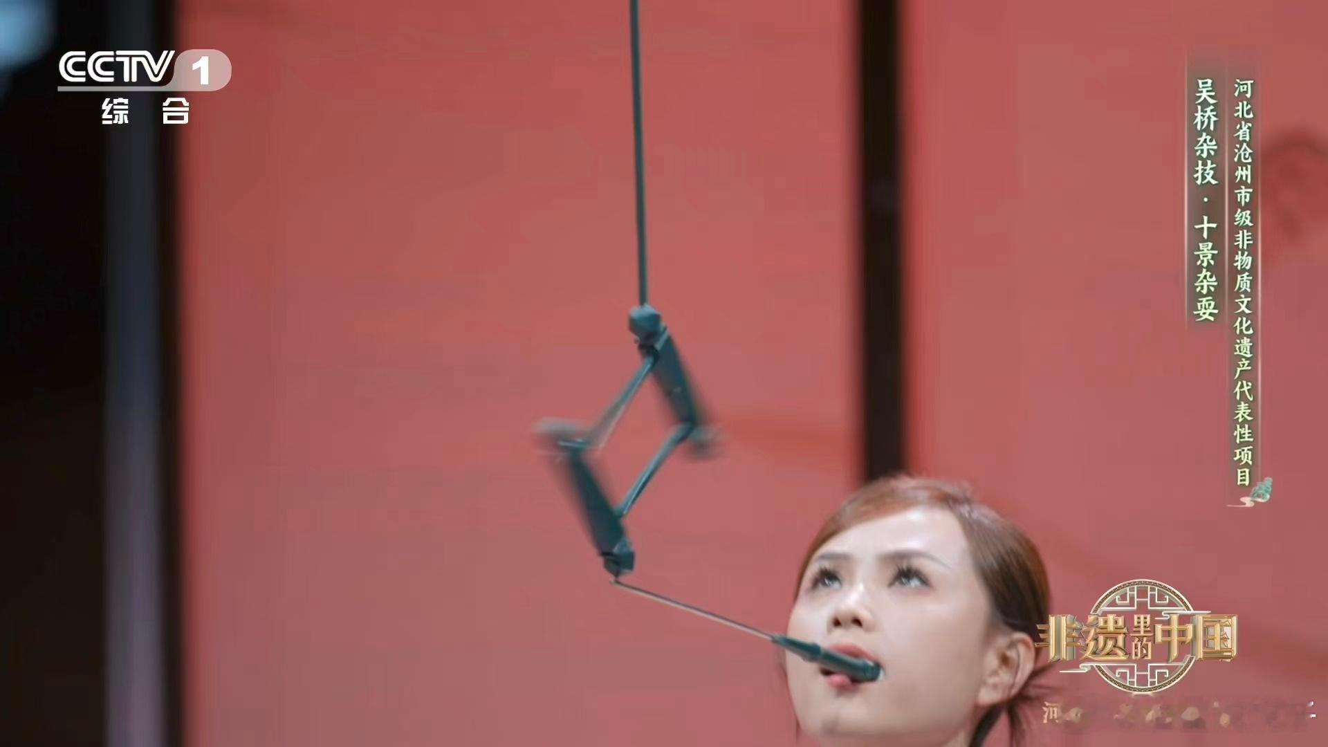 中国杂技看呆了这才是中国杂技的硬核实力！王娜娜咬着两根细扦子，调动眼、牙、肢体