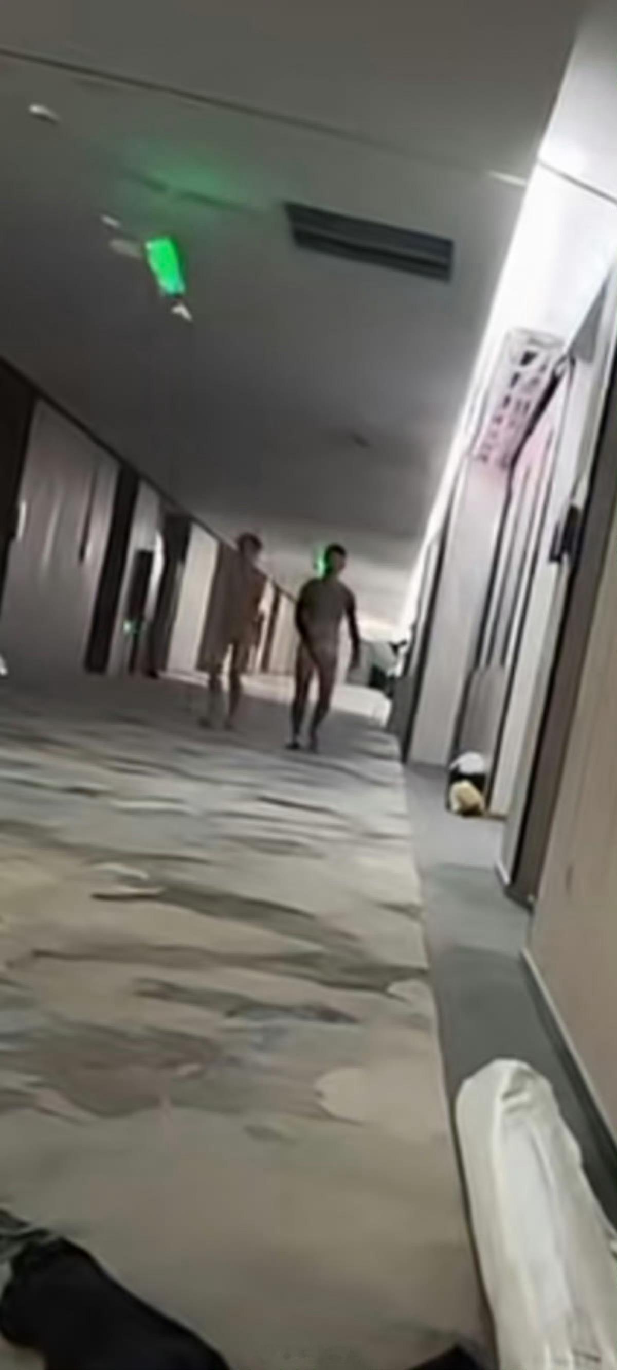 网友截图吴迪团队天奇裸露全身直播，粉丝们都惊呆了，仅被封禁直播权限一个月！[衰