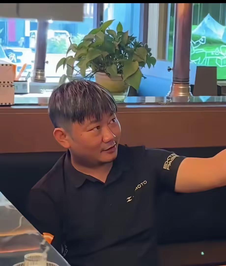 理发店这波流量没接住张雪10点半就出来理发，好不容易等到理发店开门，11点40