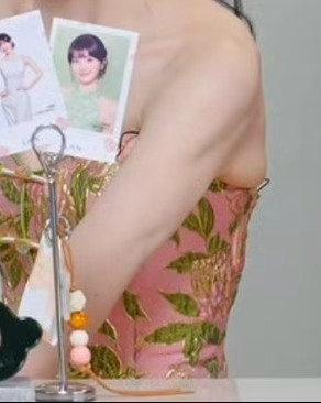 这可能是田曦薇最尴尬的直播了吧因为服装暴露领口太低，直接被平台判违规了。半