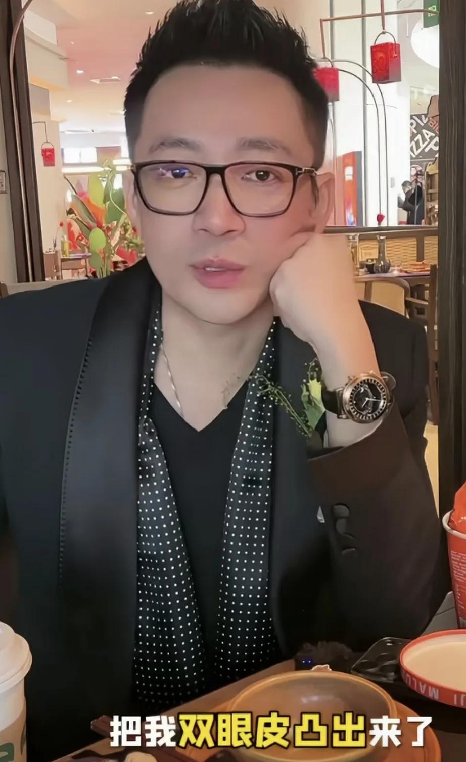 汪小菲说自己最近有点“亢亢”，甲状腺不太舒服，初期症状就挺明显——眼睛往外凸，他