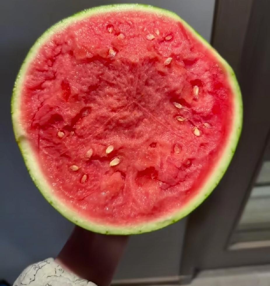 人穷不可怕，心穷毁一生。身穷只是暂时缺钱，勤恳肯干总能慢慢翻身；心穷处处算计