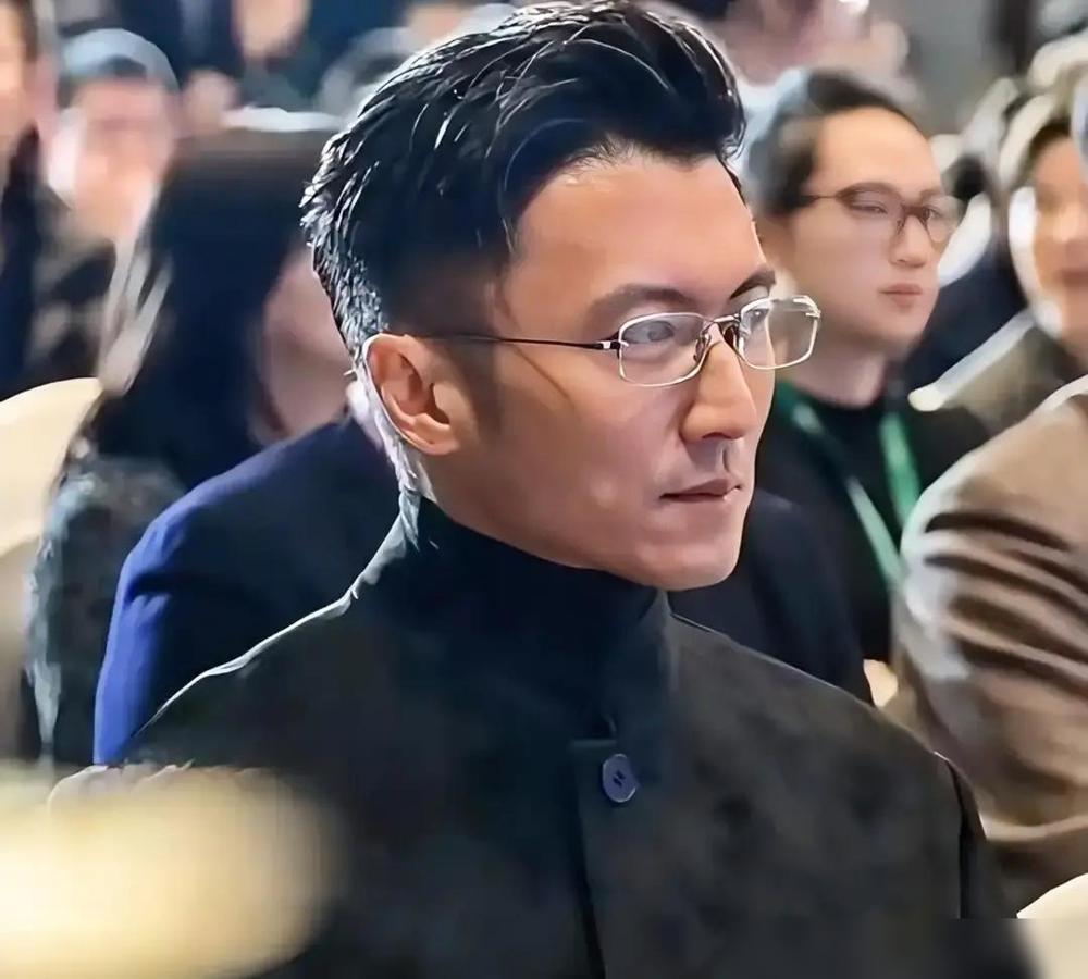 谁都没想到：哈尔滨那场晚宴，座次就是赤裸裸的成绩单，一位现场前辈摇头告诉我。谢霆