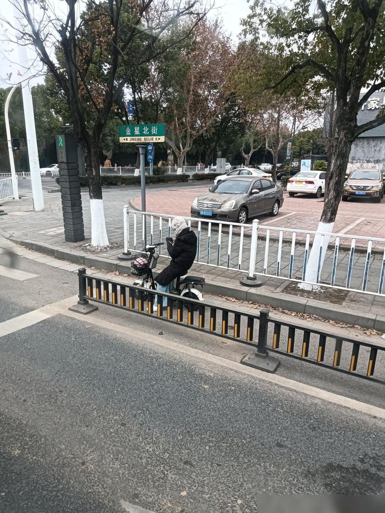 1995年，一个50多岁的老光棍办了一个30多岁的女精神患者，然后1996年生下