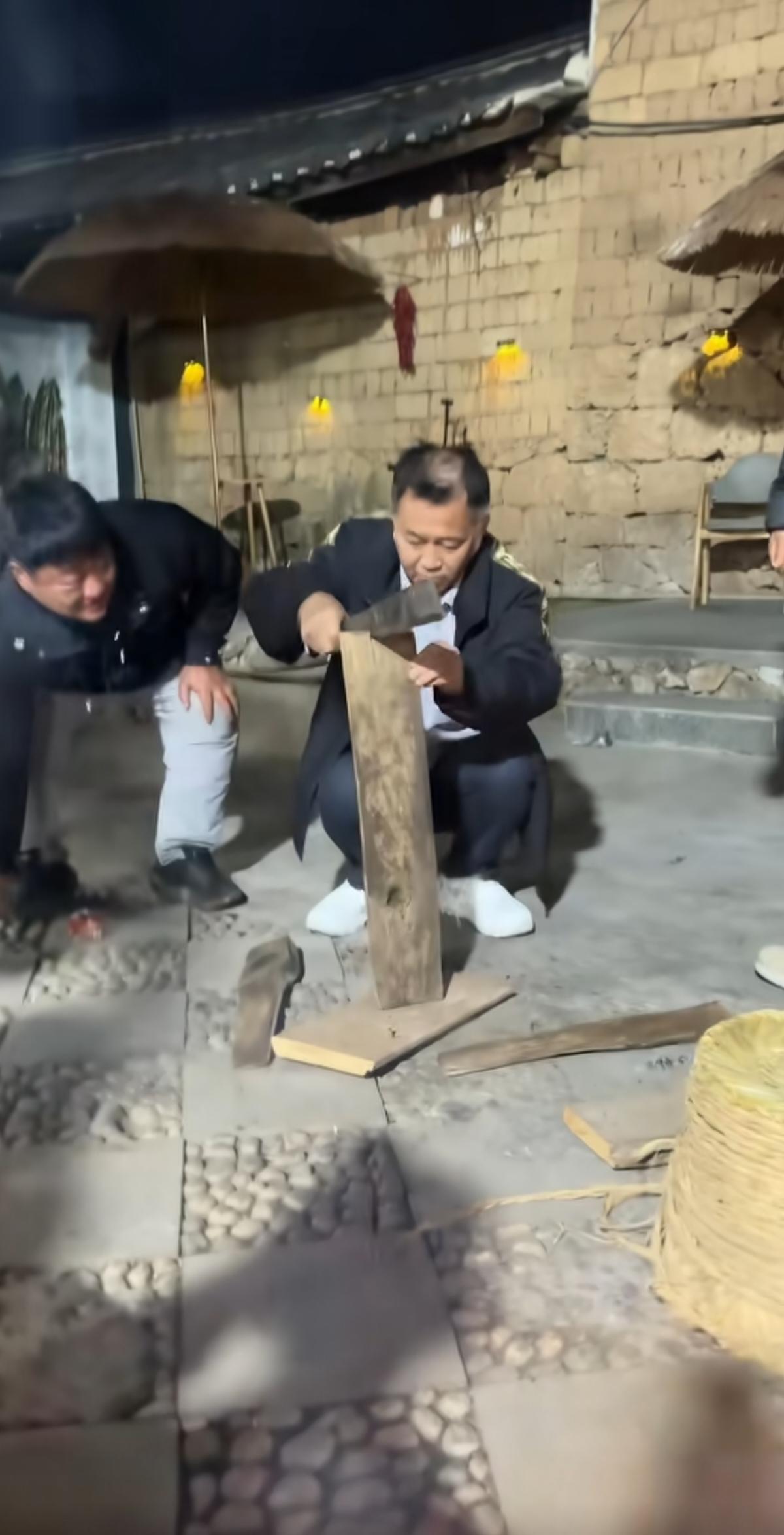 沈巍在云南玩的最嗨的一次:与石榴哥相聚，相见恨晚，大家一起围在石榴哥小院烤篝火，