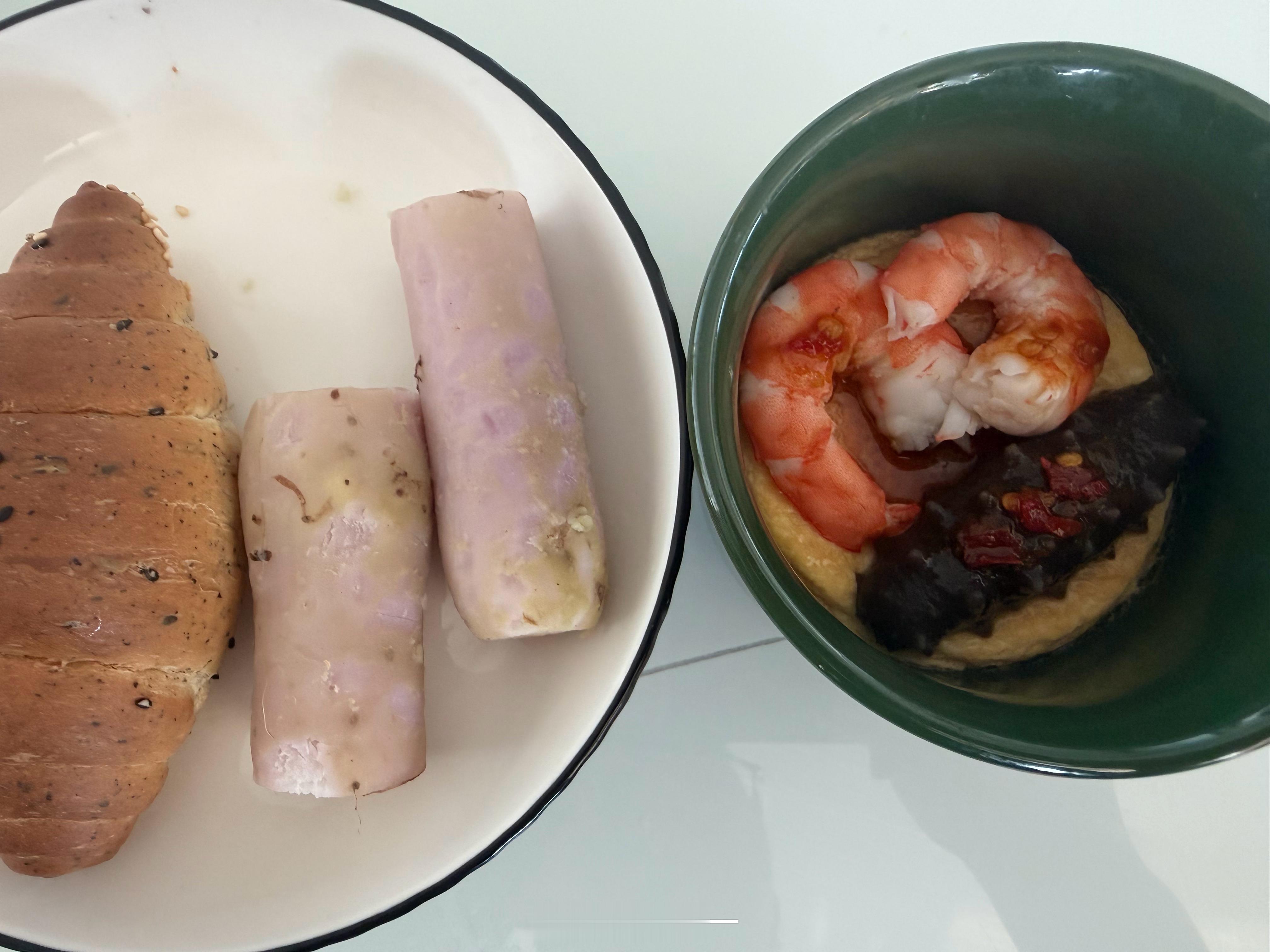 今日早餐，成本12元。主要是虾贵，海参不值钱