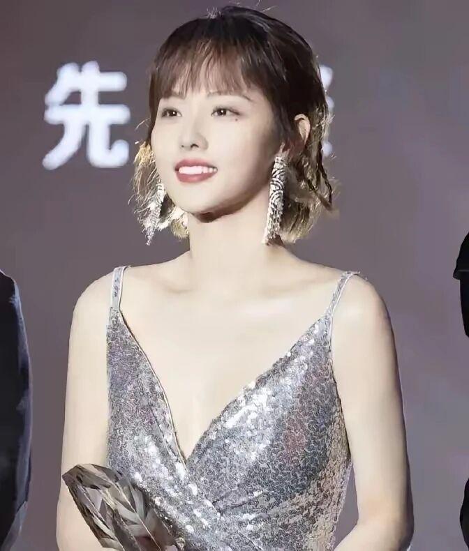 女明星一整年没戏拍，你是不是以为她就彻底凉了？张嘉倪直接用行动告诉你，这才是