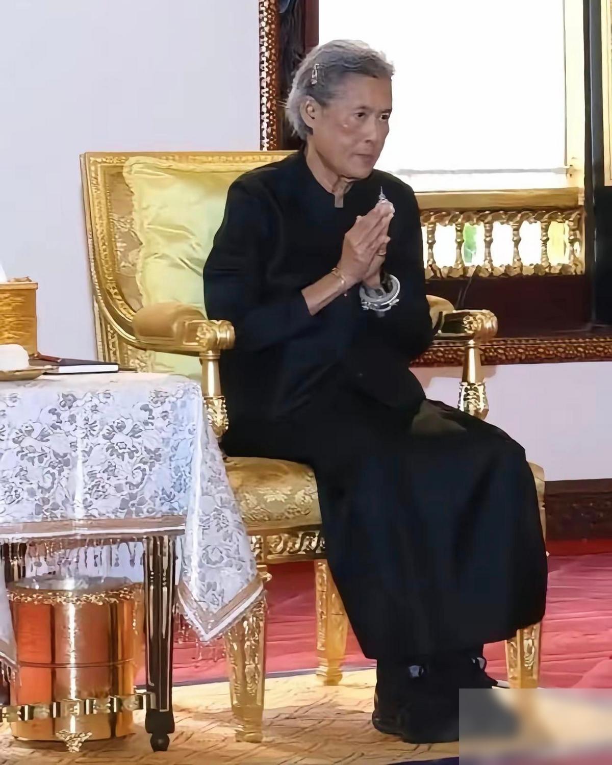 诗琳通作为长辈也是愿意去参加帕公主的葬礼的，还主动给帕公主行礼祭拜。这个细节，