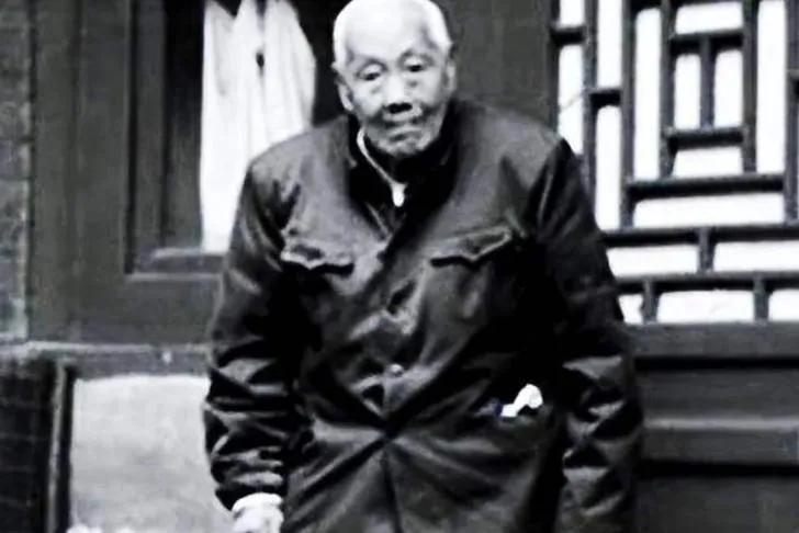 晚清时期，婉容把太监孙耀庭叫进闺房，命令他伺候自己冲澡。谁知，当她解开衣衫，孙耀