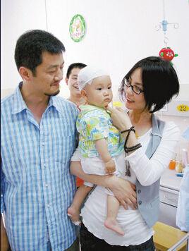 那年还相爱着的李亚鹏王菲，他们一个抱着别人的孩子，一个拉着别人孩子的手，画面爱心