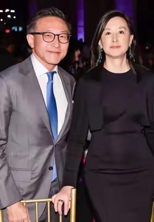 蔡崇信这种极其冷静有商业头脑的人，不可能突然头脑发热无缘无故离婚的，况且蔡崇信和