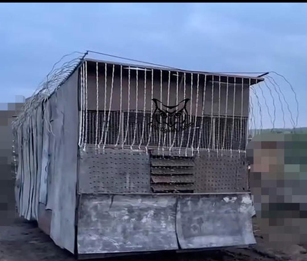 猜猜我是谁?俄军最新魔改的装甲车,像不像房车,但我觉得很像移动的棺!看来俄军又要