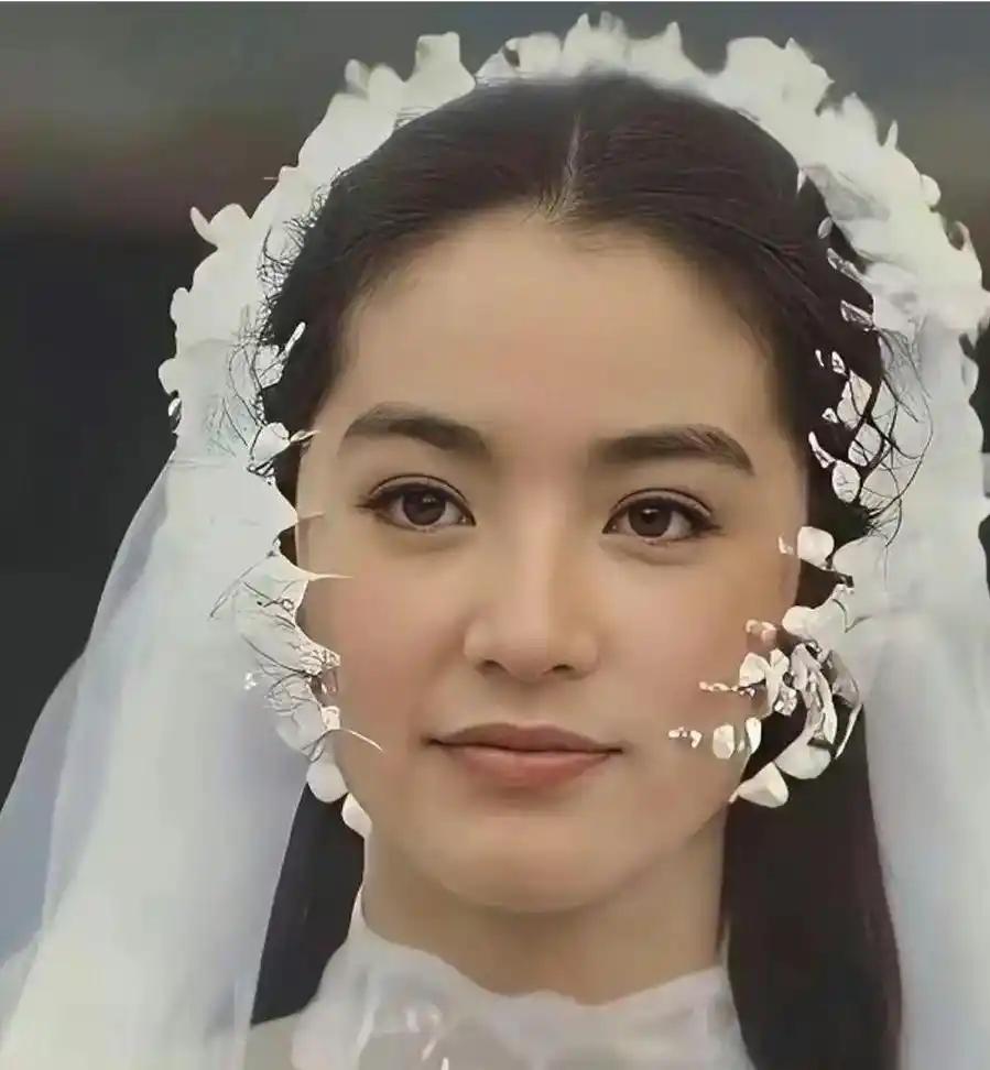 林青霞1994年结婚穿的那件婚纱，当年被港媒笑话了很久，说又土又壮像串铜钱。后来