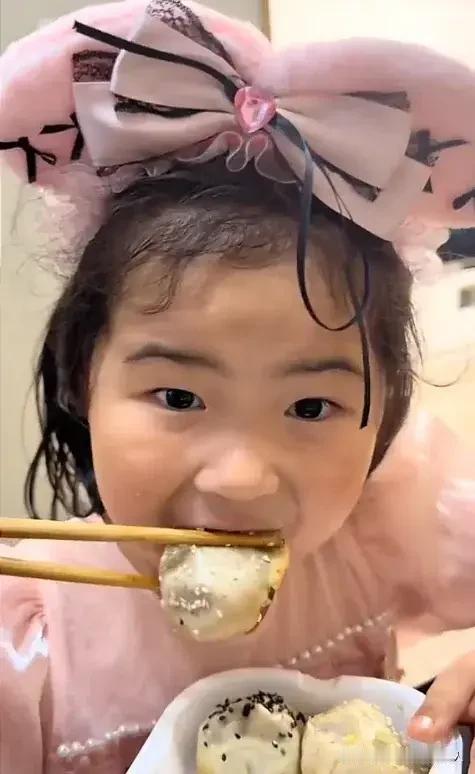 “宁可撑到吐，也不愿分妈妈一口”女儿的自私藏在细碎日常里网上一段短视频看