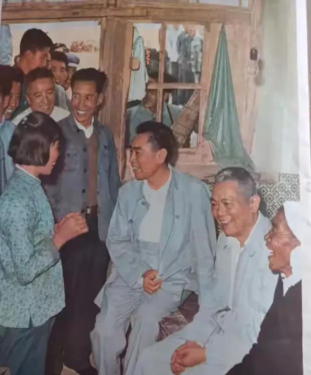 1965年5月，周恩来总理和李先念、罗瑞卿访问山西昔阳大寨大队，在大寨团支部书记