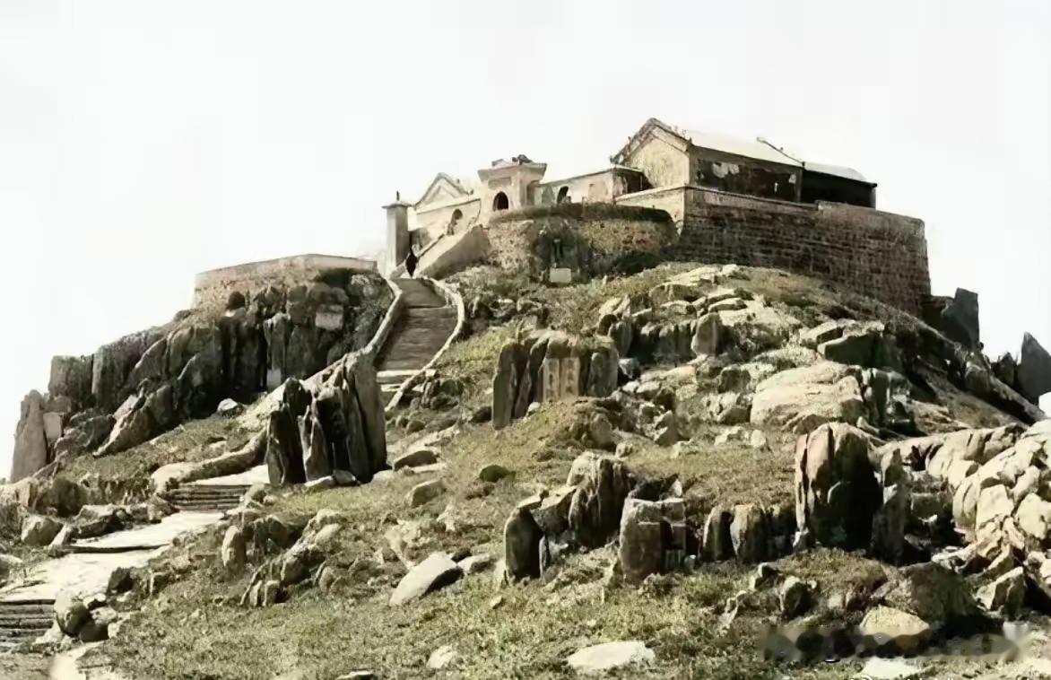 泰山玉皇顶100年前后对比。自然之美，天地之气。两幅图片比较；一百年前，游