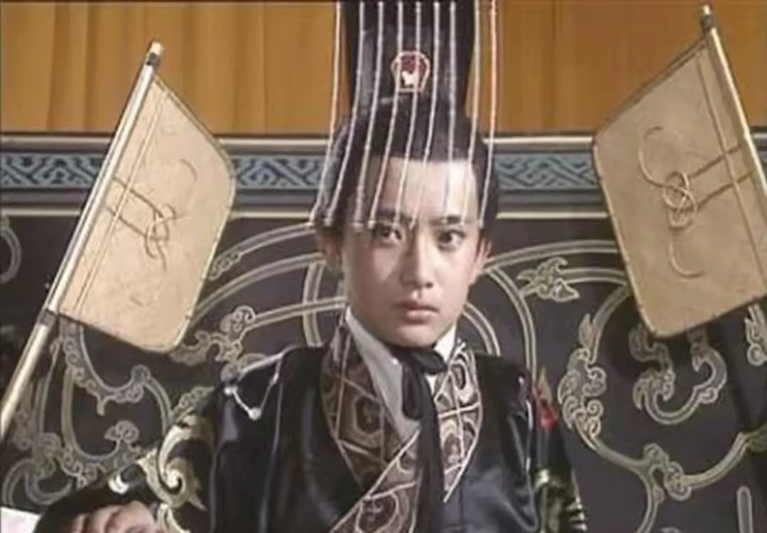 看三国演义司马懿夺取曹爽兵权有一事不明，曹爽陪着皇帝去高平陵祭拜，司马懿立马揍请太后说曹爽篡权，要削