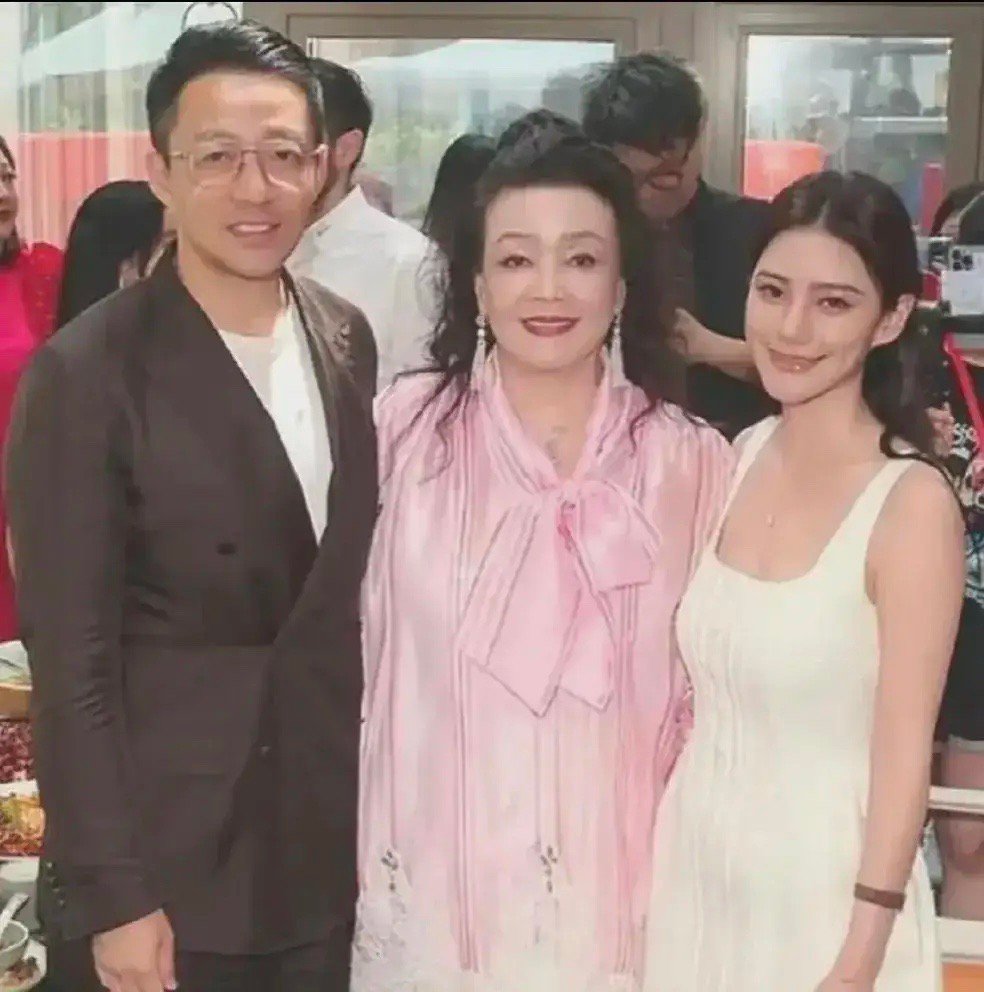 汪小菲最近直播，挺自然地聊到了关于宝宝名字的事儿。他提到，汪小宝的大名肯定会随他