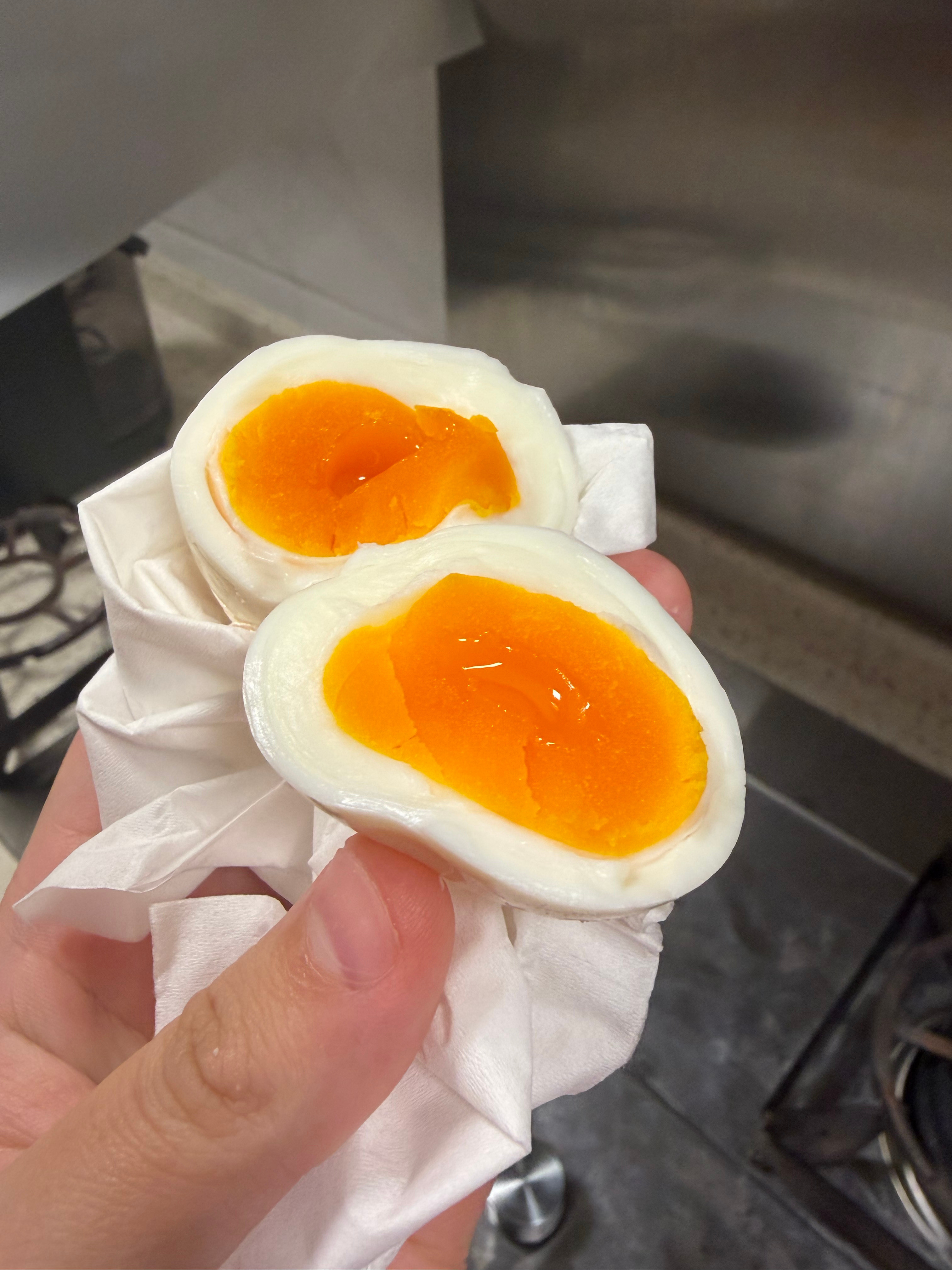 跟着抖音最近很火的爱吃蛋博主，居然真煮出了人生鸡蛋！！煮了一个9分12秒的鸡蛋，