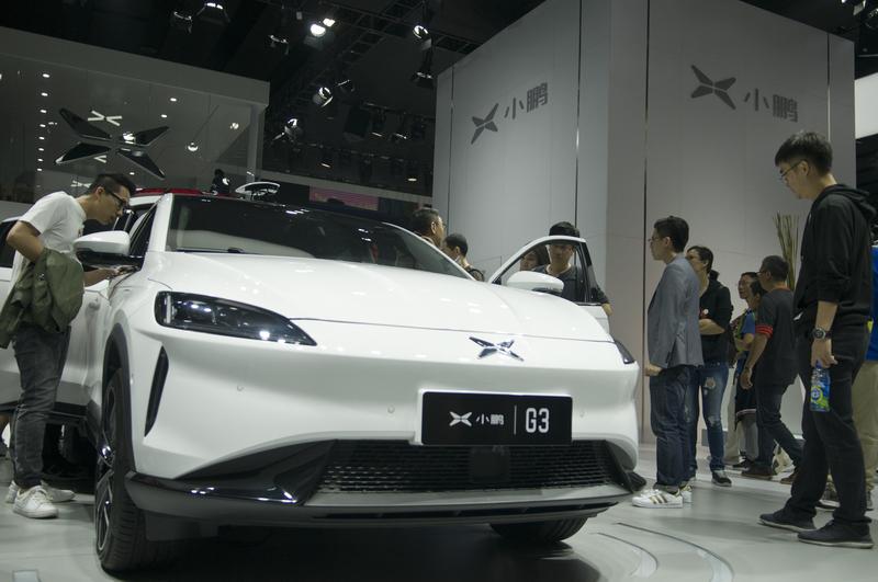 理想和小鹏都各有千秋。理想靠增程式技术出圈，像L系列定位家庭用户，车内宽敞、配置