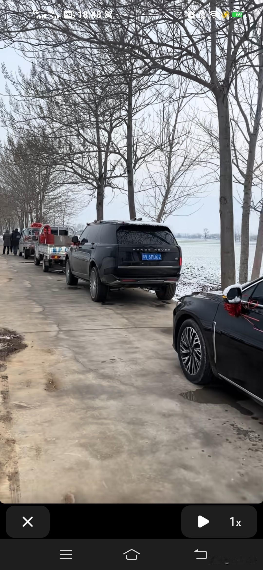 新郎生气了，不结婚了，下车跑了，雪地里一条车队停这里！这么多速食，一箱火鸡面，