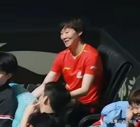 刚看到WTT官方视频里王曼昱拎着大胖裤子发呆的镜头，真是笑不活了！这姑娘打完女单
