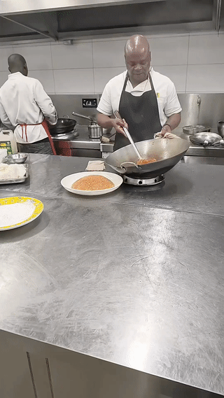 这是马拉维的一家中餐饭店。当地的黑人厨师制作的中国菜，看起来手艺都非常地道。