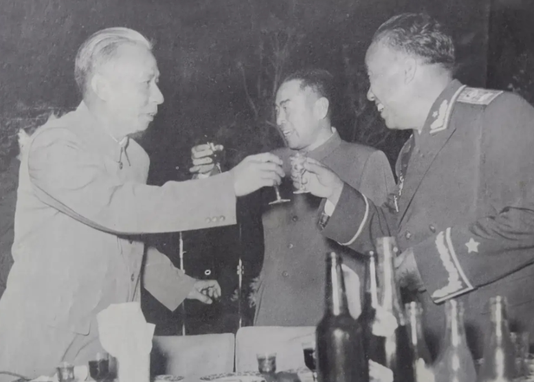 大授衔结束后，刘少奇给朱德敬酒的一幕，氛围融洽！1955年授衔结束后，有这