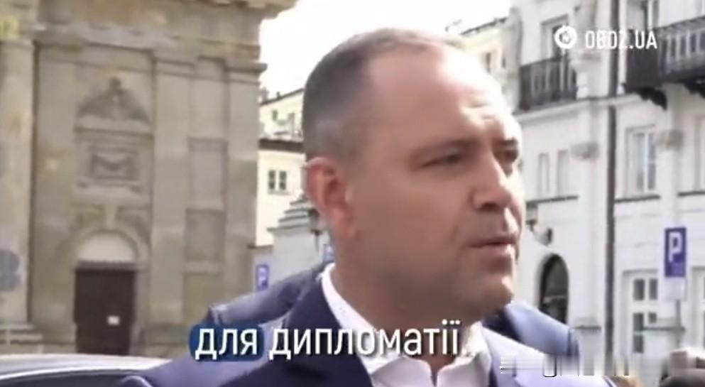 纳夫罗茨基上台前，曾认为：不能告诉乌克兰人应该尊敬谁波兰总统纳夫罗茨基正式