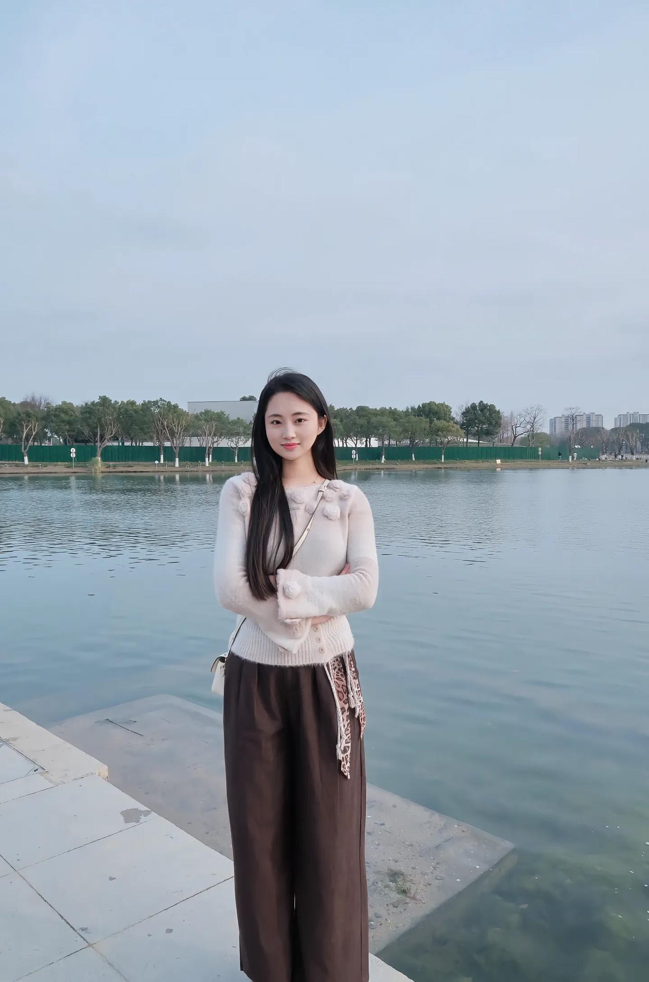 湖畔美人倚，静看云卷舒。