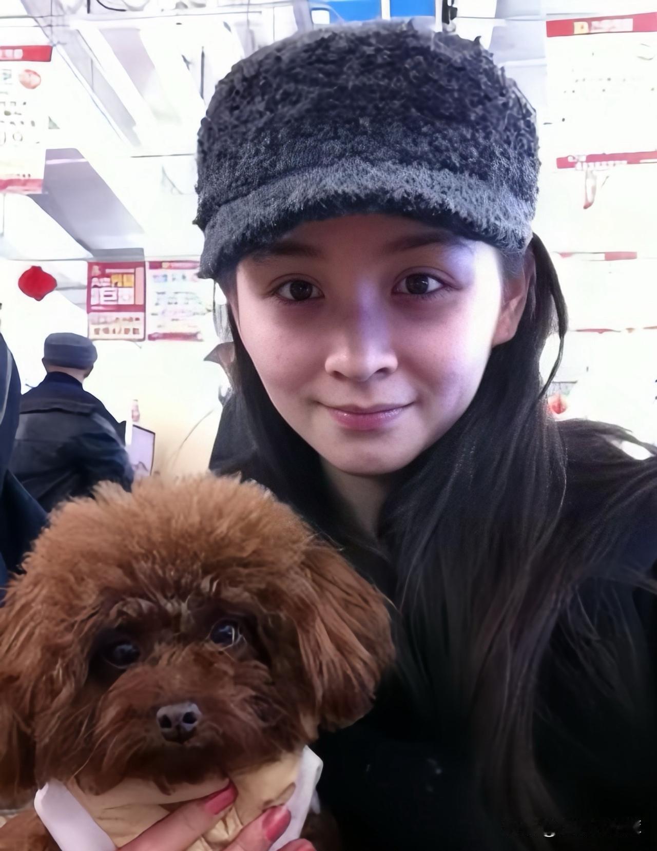 路行送邓莎的第一只狗狗，球球～2009年路行正离开体制内在创业，那会42也不是很