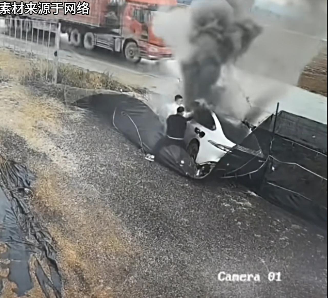 磷酸铁锂电池也没有想象中安全啊，这两天白衣男子砸车救人的视频在网上火了，看了监控