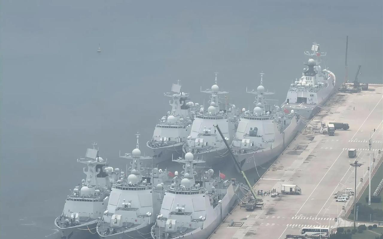 北海舰队，早就彻底摘掉了“海军养老院”的帽子！看看北海舰队这阵容，随便一个码头