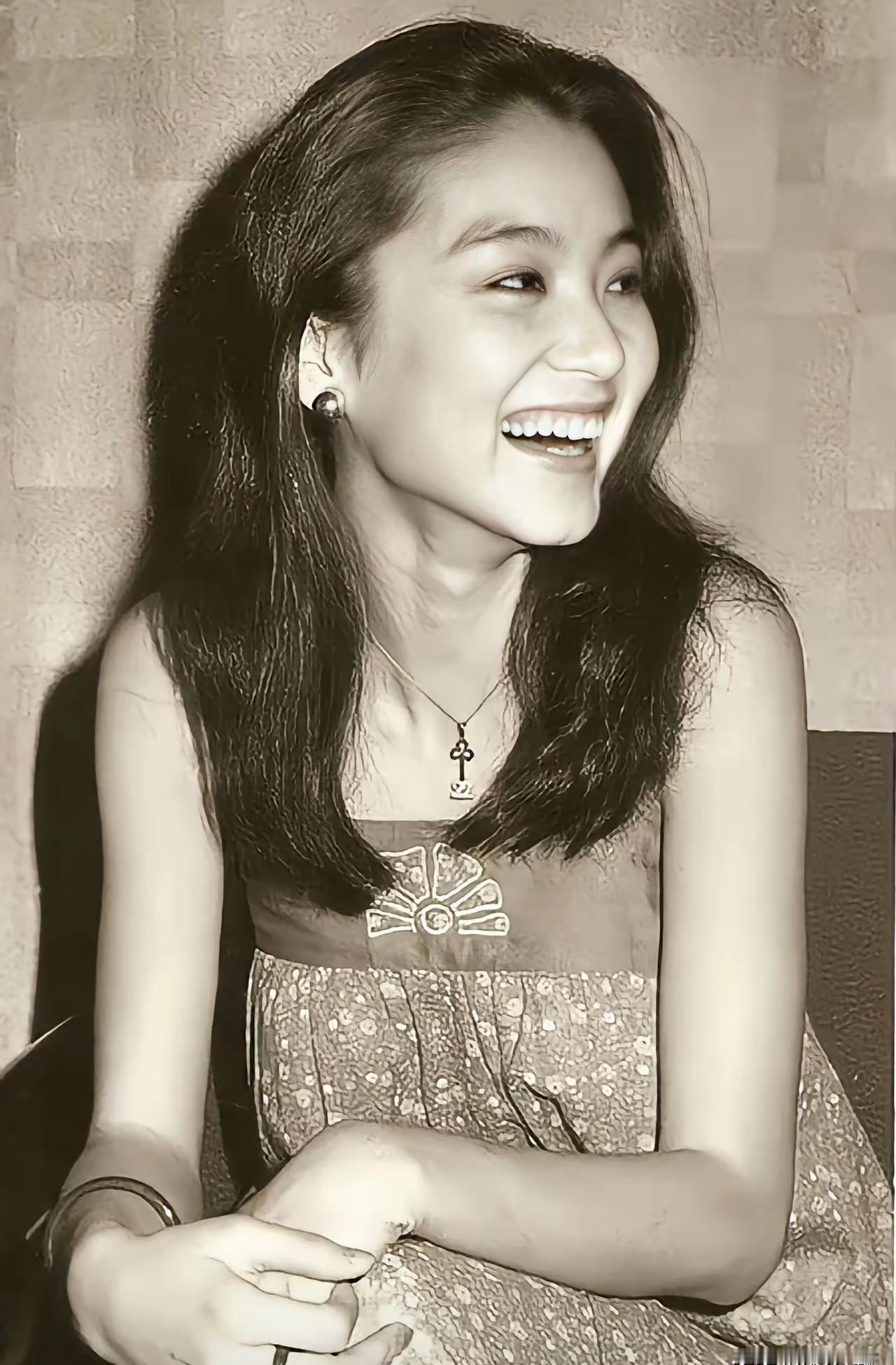 她等了他22年，最后嫁给了认识18天的男人。这不是背叛，是清醒。当年秦汉把离