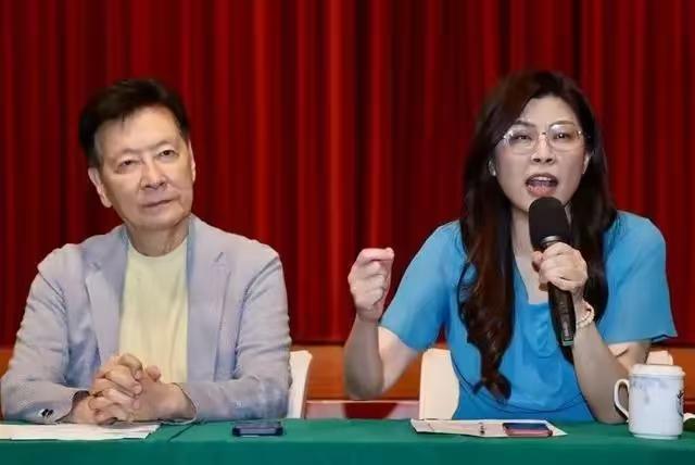 就该这样，郑丽文拒绝拜访赵少康！ 说白了，赵少康就不值得去拜访，这个人最初离