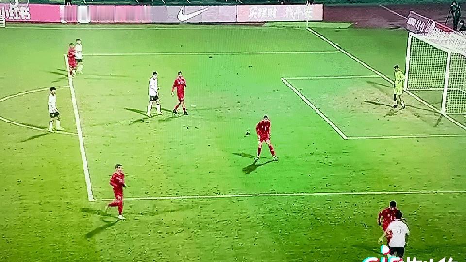 你看巴林的左边2号后卫像木桩一样轻松被谢晋过掉，就可以知道谢晋的爆发力是多么的强