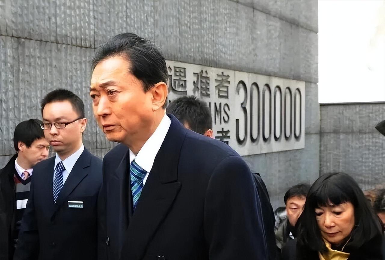 9月2日，日本前首相鸠山由纪夫的专机降落在北京首都机场，《产经新闻》用刺眼的标题