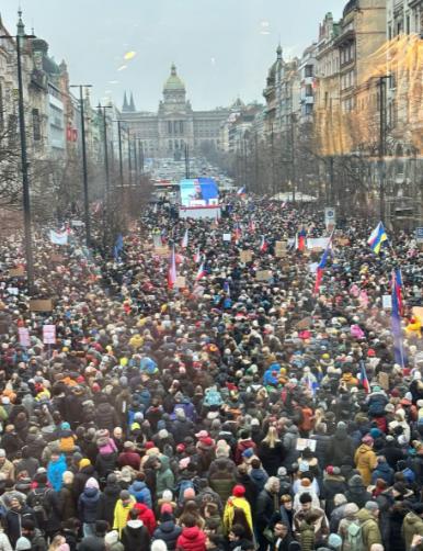 捷克布拉格近10万人集会挺总统帕维尔，与乌克兰相关2月1日，捷克布拉格爆发大